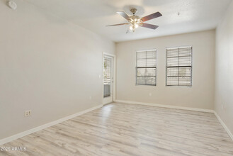 5302 E Van Buren St in Phoenix, AZ - Foto de edificio - Building Photo