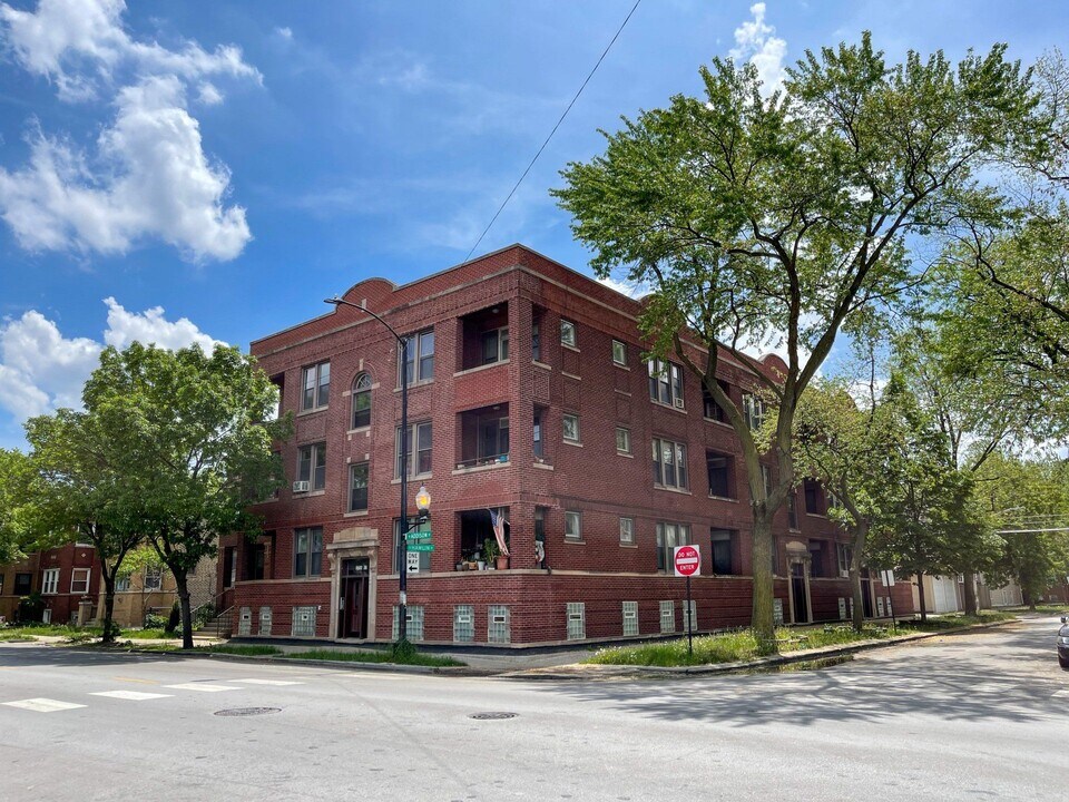 3755 W Addison St in Chicago, IL - Building Photo
