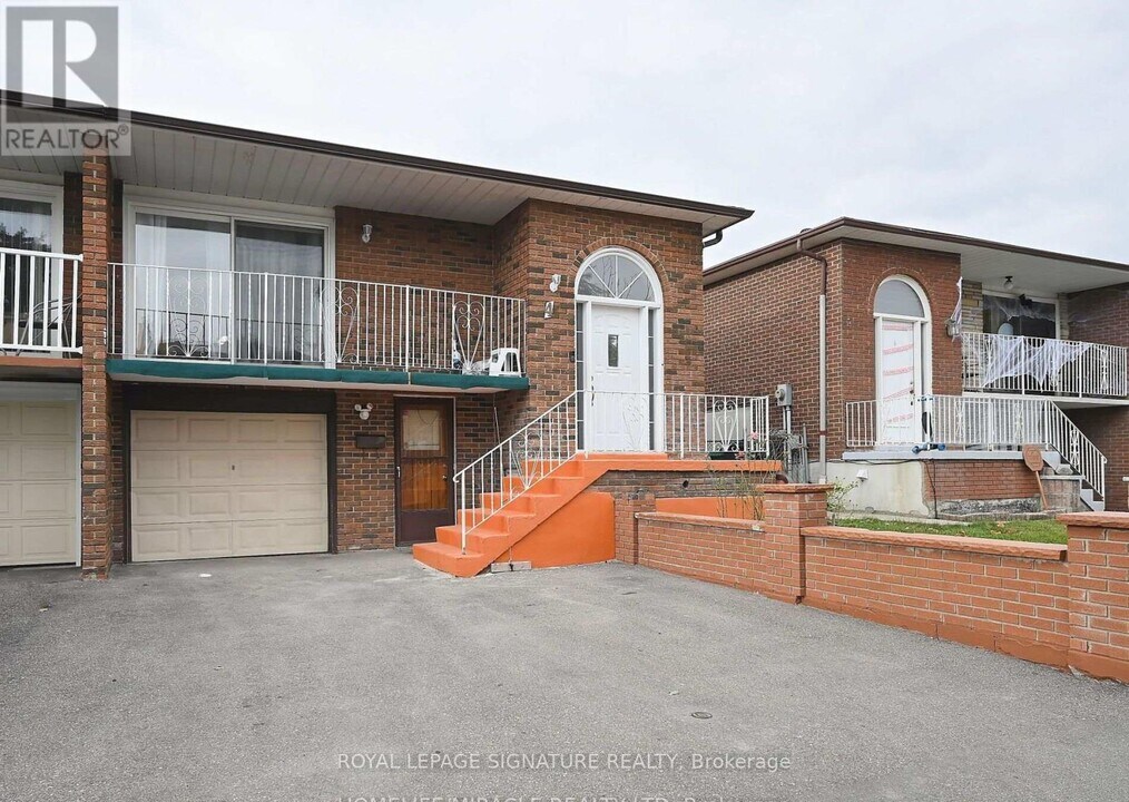 4 Royal Salisbury Way in Brampton, ON - Building Photo