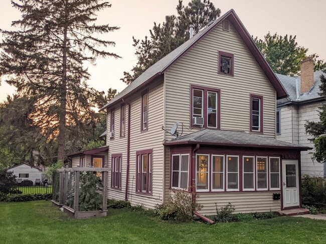 2526 NE Taylor St, Unit Upper in Minneapolis, MN - Foto de edificio - Building Photo