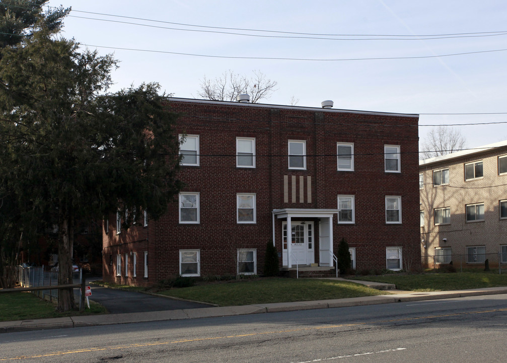 4030 Washington Blvd in Arlington, VA - Building Photo