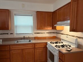 31 W 51st St, Unit Unit 2 in Bayonne, NJ - Building Photo - Building Photo