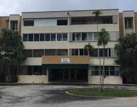 6861 SW 147th Ave in Miami, FL - Foto de edificio - Building Photo