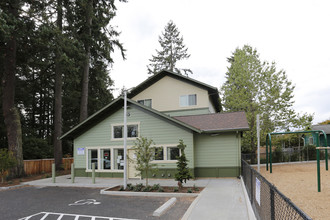 Irish Moss Plaza Apartments in Portland, OR - Foto de edificio - Building Photo