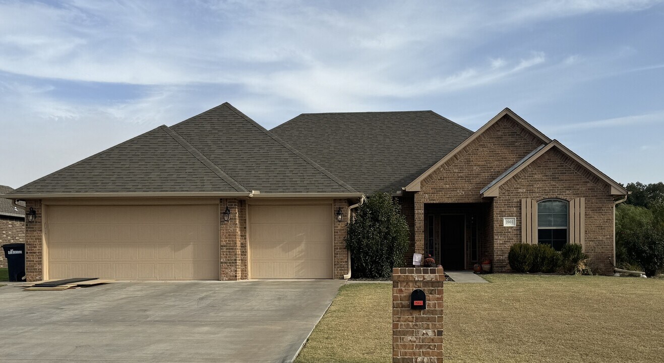2001 Mt Vernon Rd in Enid, OK - Building Photo