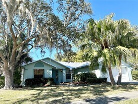 1831 Twisting Ln in Zephyrhills, FL - Building Photo