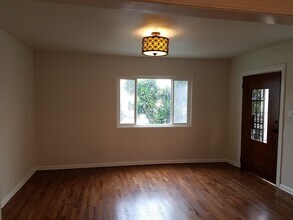 2102 S Palm Grove Ave, Unit 2102 in Los Angeles, CA - Building Photo - Building Photo