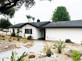 1376 E Avenida De Los Arboles in Thousand Oaks, CA - Building Photo