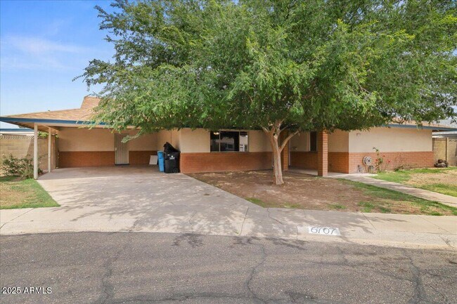 6707 N 42nd Ave in Phoenix, AZ - Foto de edificio - Building Photo