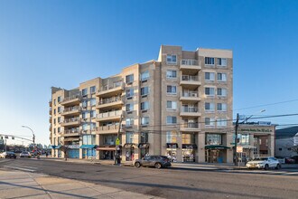 8115 Queens Blvd in Flushing, NY - Building Photo - Building Photo