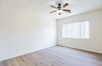 4899 Monteleone Ave in Las Vegas, NV - Building Photo - Building Photo
