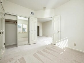 1 Baldwin Ave, Unit APT 214 in San Mateo, CA - Foto de edificio - Building Photo