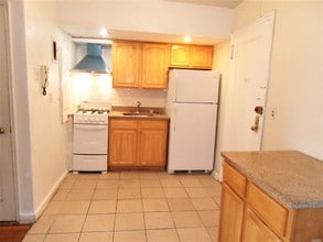 84-19 51st Ave-Unit -4E in Queens, NY - Foto de edificio - Building Photo