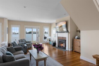 36 Oak Ln in Hampton Bays, NY - Building Photo - Building Photo