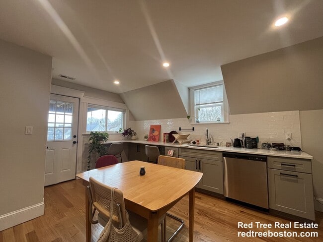 18 Colberg Ave, Unit 3 in Boston, MA - Foto de edificio - Building Photo