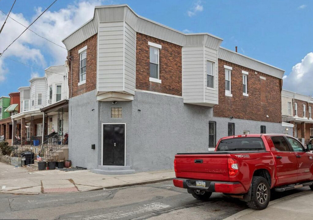 6037 Elmwood Ave in Philadelphia, PA - Building Photo