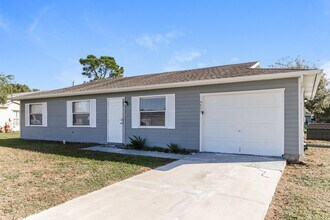 4673 SW Monaco St in Port St. Lucie, FL - Foto de edificio - Building Photo