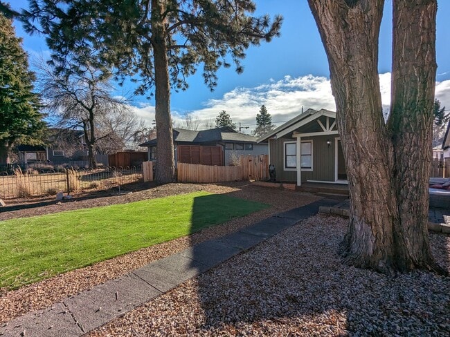 605 NW Delaware Ave in Bend, OR - Building Photo - Building Photo