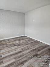 8635 Essex Ave in Warren, MI - Building Photo - Building Photo