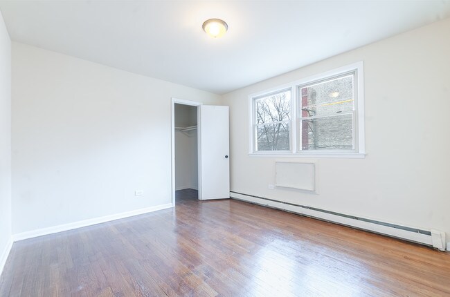 2003 W Touhy Ave-Unit -2003-204 in Chicago, IL - Building Photo - Building Photo