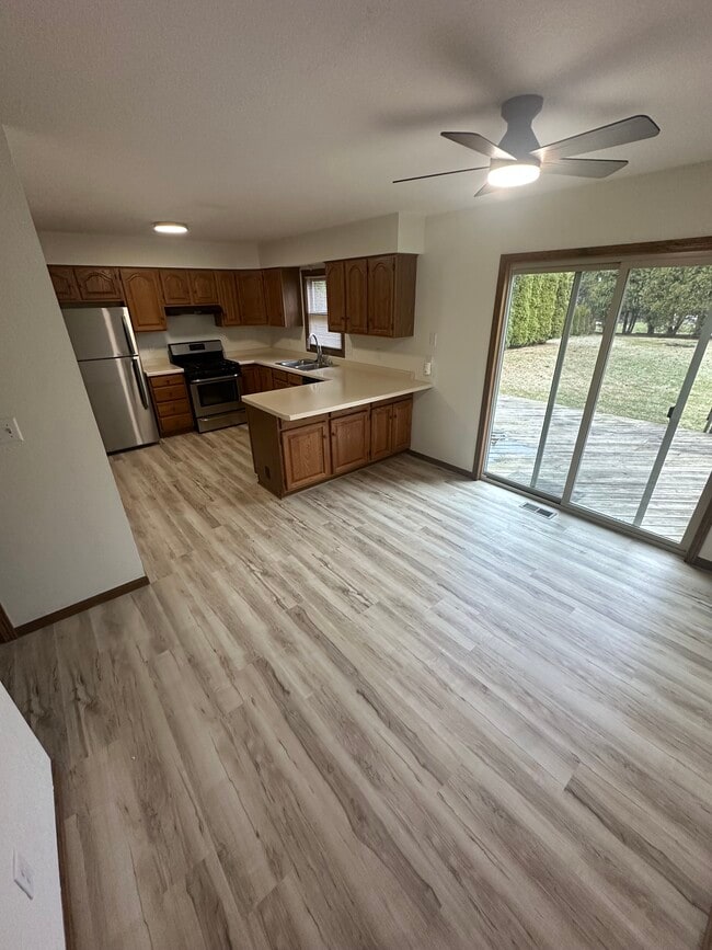 S86W18930 Woods Rd, Unit 32 in Muskego, WI - Foto de edificio - Building Photo