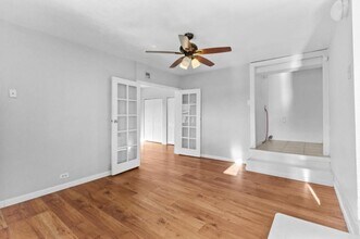 215 Glad Dr in San Antonio, TX - Foto de edificio - Building Photo