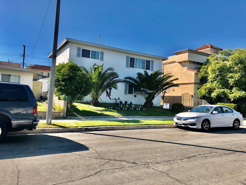 Maui Apartments in Burbank, CA - Building Photo