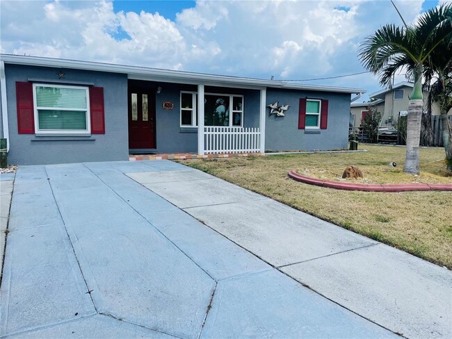 631 Palmetto Dr in Port Charlotte, FL - Building Photo - Building Photo
