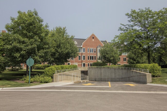 Lake Forest Place Senior Apartments in Lake Forest, IL - Foto de edificio - Building Photo