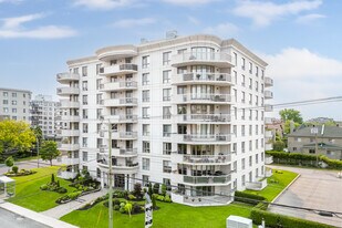 2850 De La Côte-Vertu Boul in Montréal, QC - Building Photo