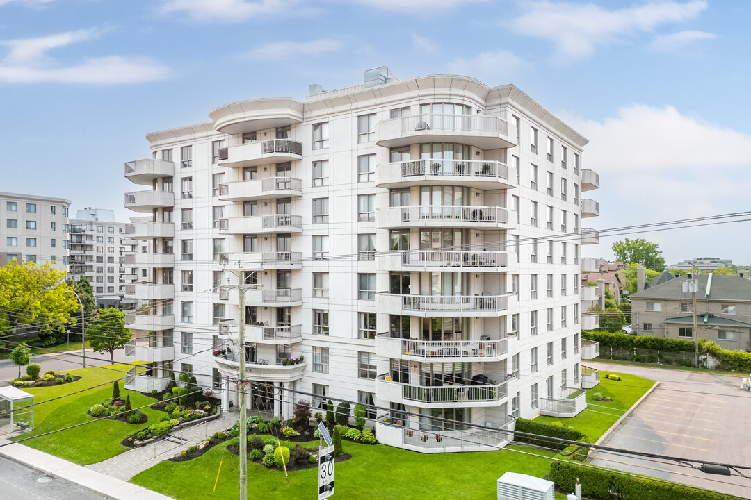 2850 De La Côte-Vertu Boul in Montréal, QC - Building Photo