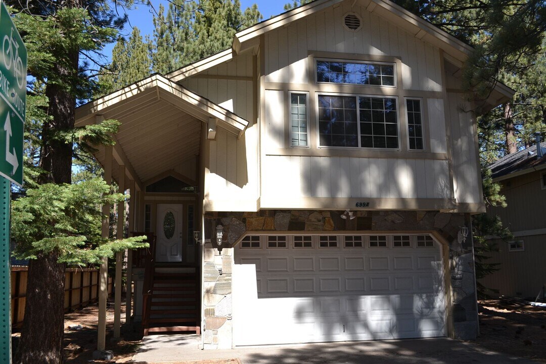 699 Eloise Ave in South Lake Tahoe, CA - Foto de edificio