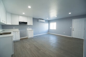 8116 3rd St in Downey, CA - Foto de edificio - Building Photo