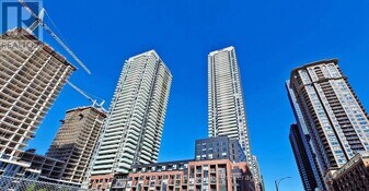 430 Square One Dr in Mississauga, ON - Building Photo