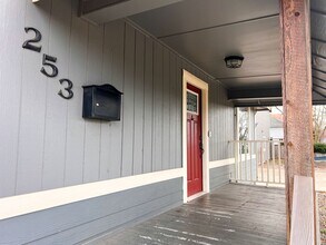 253 S 3rd St in Lebanon, OR - Building Photo - Building Photo