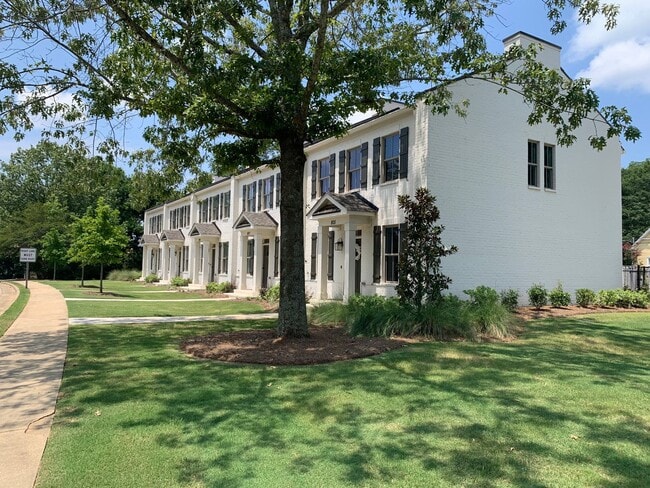 Like New Colonial Style Townhome close to Downtown Opelika in Opelika, AL - Building Photo - Building Photo