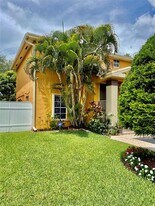 5871 Woodland Point Dr in Tamarac, FL - Building Photo