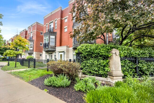 802 W University Ln in Chicago, IL - Building Photo - Building Photo