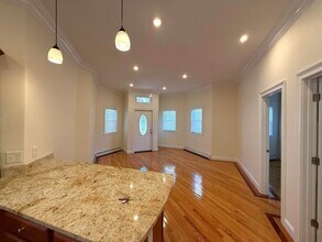 406 Medford St, Unit 1 in Somerville, MA - Foto de edificio - Building Photo