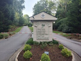 301 Abbey Cir in Asheville, NC - Building Photo
