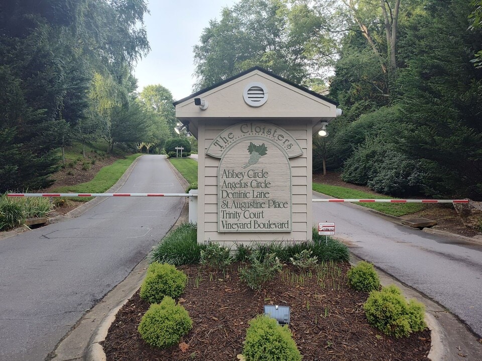 301 Abbey Cir in Asheville, NC - Building Photo