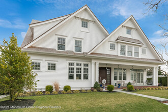 27 Tuttle Ave in Spring Lake, NJ - Foto de edificio - Building Photo