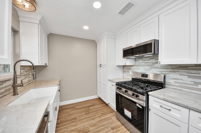 1103 Pine St in Alvin, TX - Building Photo - Building Photo