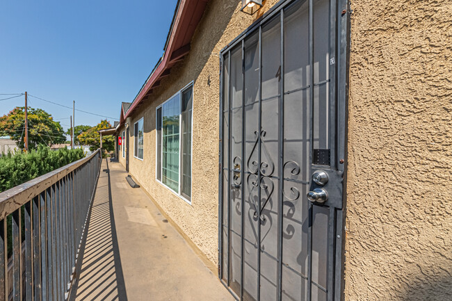 11688 S Central Ave, Unit 2 in Los Angeles, CA - Foto de edificio - Building Photo