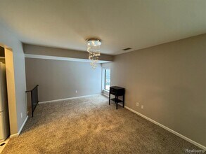 18453 University Park Dr in Livonia, MI - Building Photo - Building Photo