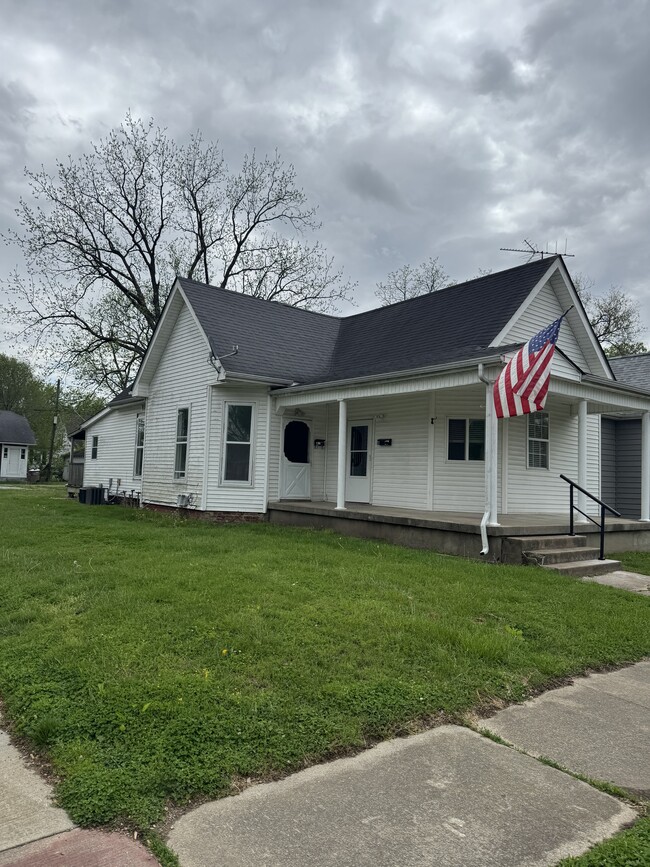1537 Pearl St, Unit A in Columbus, IN - Foto de edificio - Building Photo