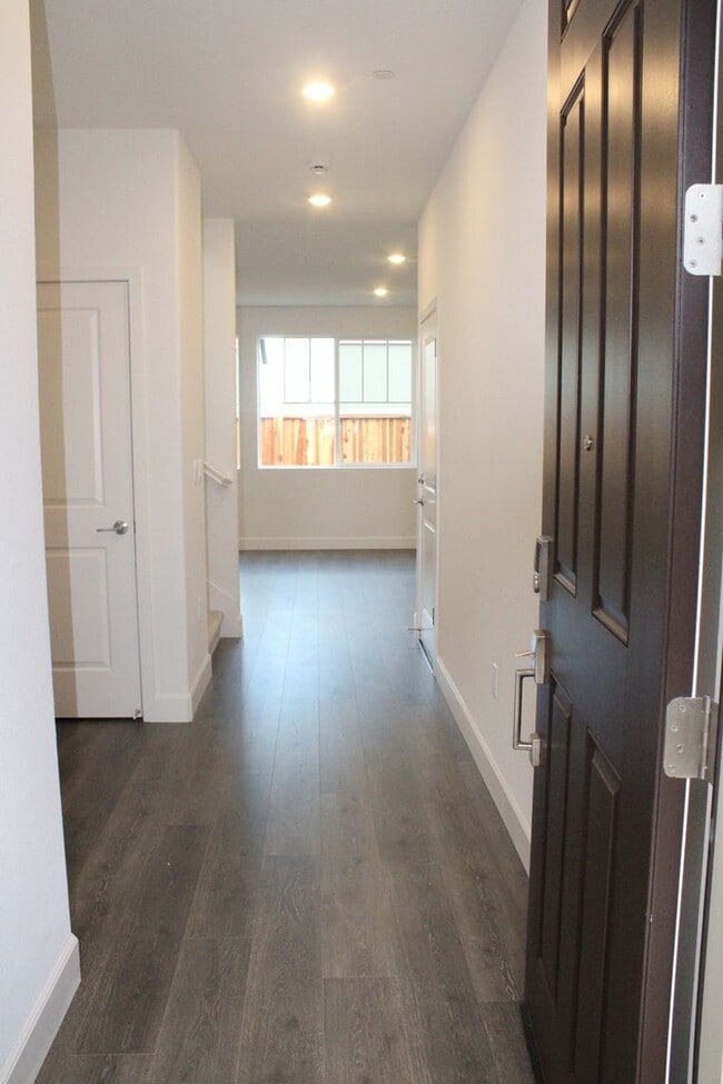 405 Mystic Ln in Pittsburg, CA - Building Photo - Building Photo