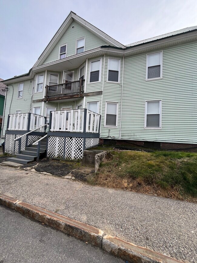 25 Maine Ave in Rumford, ME - Foto de edificio - Building Photo