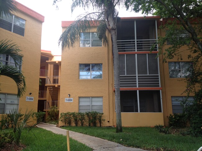 Heritage Circle Condominium in Deerfield Beach, FL - Building Photo - Building Photo