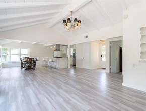 19435 Shirley Ct in Tarzana, CA - Foto de edificio - Building Photo